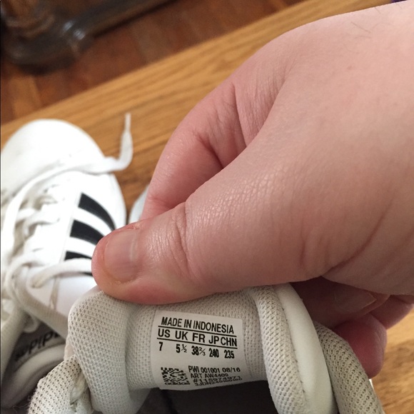 Adidas size 7 women’s sneaker - Picture 3 of 4